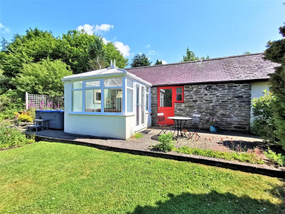 Country house Romantic With Private Hot Tub Llanfyrnach